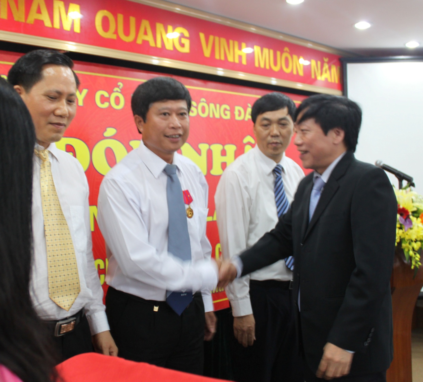 Đồng chí Nguyễn Văn Sơn - Bí thư Đảng ủy, Chủ tịch HĐQT Công ty vinh đự được nhận Huân chương Lao động hạng Ba.